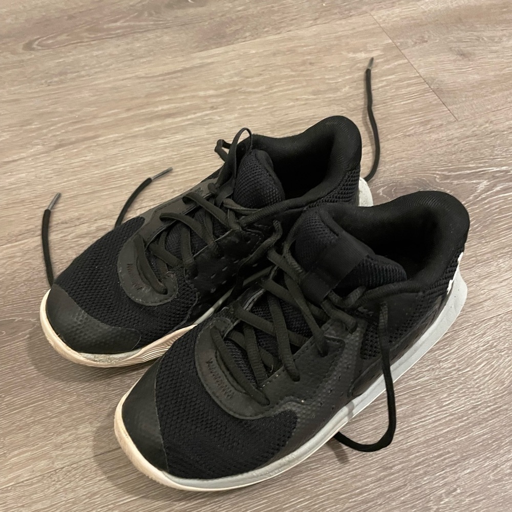 Girls Under Armour Basketball Shoes Sz2